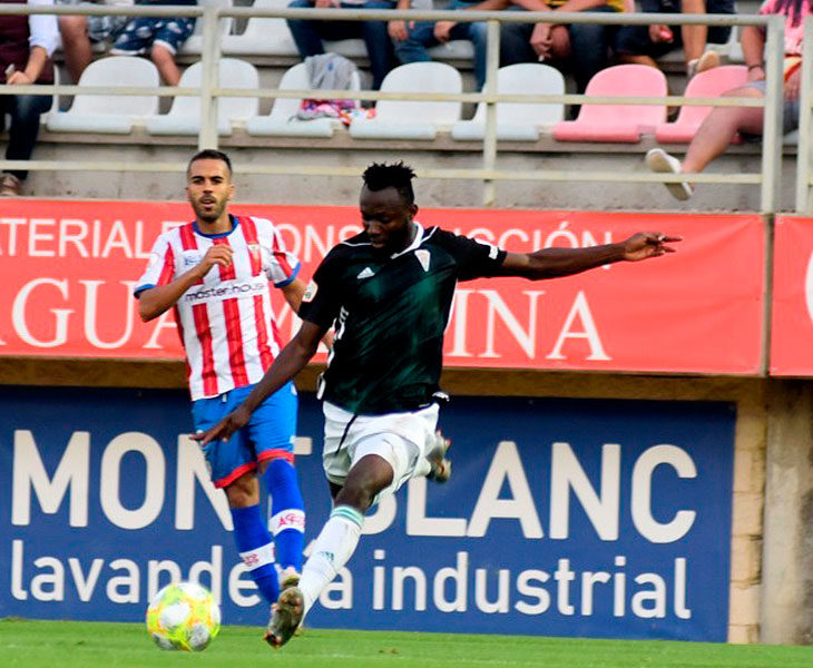 Owusu busca un desplazamiento en largo en el Nuevo MIrador ante el Algeciras