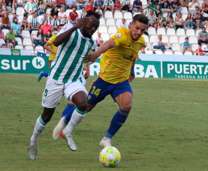 Owusu intentando dejar atrás a su par cadista