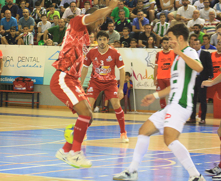 Pablo del Moral intentando llevarse la pelota.