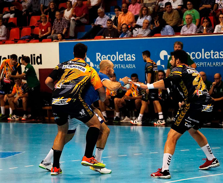 Paco Bustos siguiendo, al fondo, el juego de su equipo en Valladolid