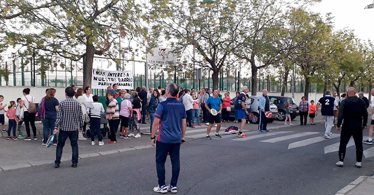 Varios vecinos de la barriada de Parque Azahara se manifestaron jugando al pádel delante de las cerradas instalaciones