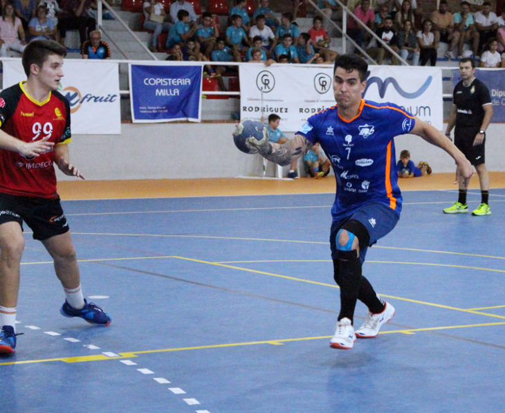 Diego Reyes intentando un ataque en el partido frente al Cajasur. Foto: Lorena Cuevas / ARS