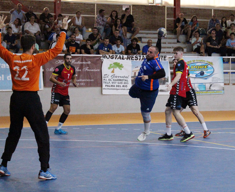 Julio Morgado rematando a puerta em el derbi ante el Cajasur. Foto: Lorena Cuevas / ARS