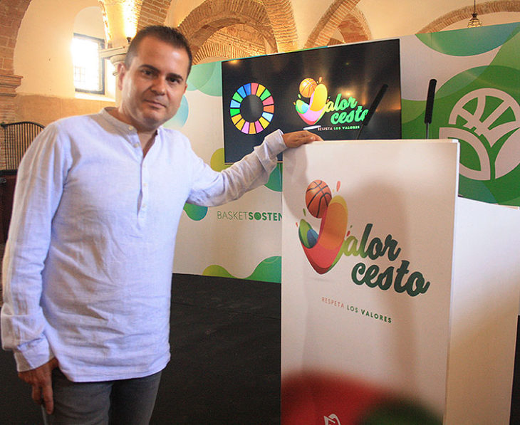 Rafa Sanz posando junto al logo del tercer programa de Valorcesto que impulsa un básket SOStenible