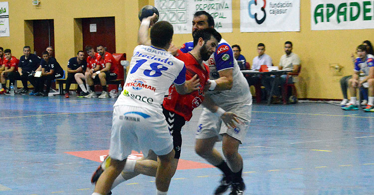 La defensa de Cisne fue muy dura con el Cajasur. Foto: Cajasur CBM