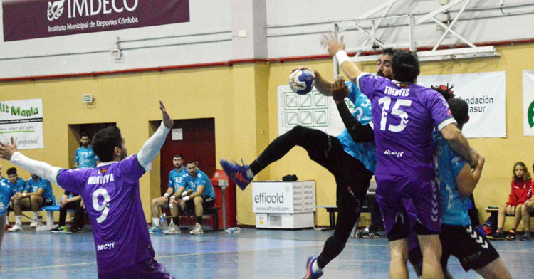 Alberto Requena tapado por la defensa del Quabit Guadalajara. Foto: Cajasur CBM