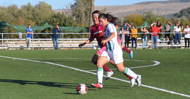 Sofía Melchor percutiendo ante la defensa albaceteña. Autor: Javier Olivar