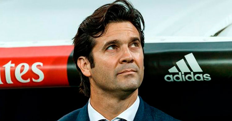 Santiago Solari mirando a la grada del Bernabéu