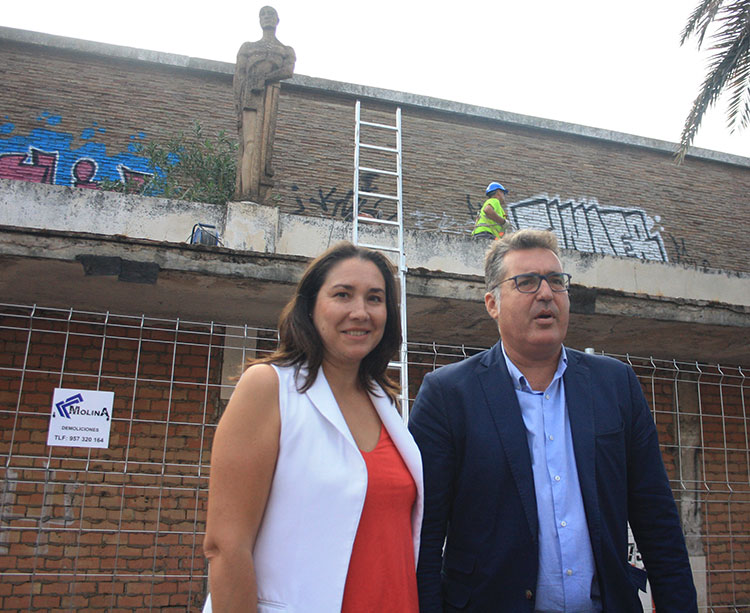 El presidente del IMDECO, Manuel Torrejimeno, y su gerente María Luis Gómez presentes durante el momento más esperado
