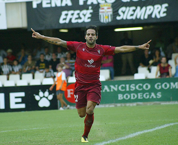 Usero celebra uno de sus dos goles con los que el Córdoba ganó por última vez en Cartagena, en septiembre de 2010. Foto: AS