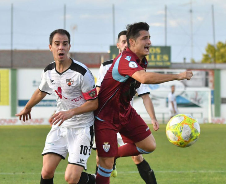 Valentín, uno de lo que más lo intentó en el Pozoblanco, junto a jugador del Arcos. Foto cedida por Hoy al día obra de Rafa Sánchez