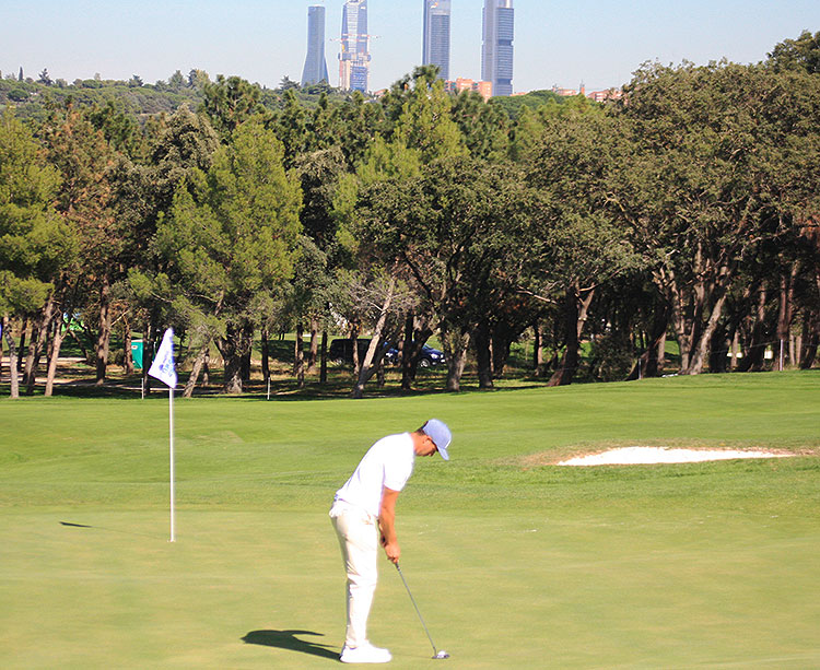 Víctor Pastor en la calle de hoyo 6 del Villa de Madrid