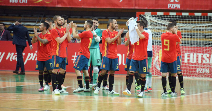 Los jugadores de la selección española aplaudiendo a la grada tras su nuevo triunfo