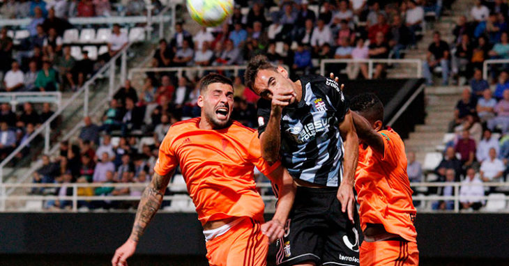 Xavi Molina luchando en balón aéreo con un jugador del CartagenaXavi Molina luchando en balón aéreo con un jugador del Cartagena