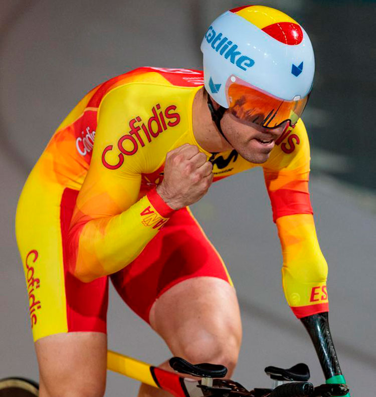 Alfonso Cabello celebrando una victoria con el maillot de la selección española