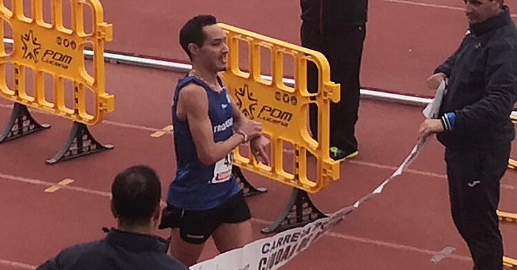 Antonio Montero ganando la Carrera Popular Ciudad de Lucena