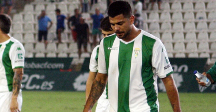 Aythami retirándose cabizbajo en el partido ante el Oviedo. Autor: Paco Jiménez