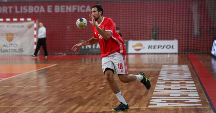 Carlos Molina recibiendo el balón en un partido con el SL Benfica. Foto cedida por: Carlos Molina