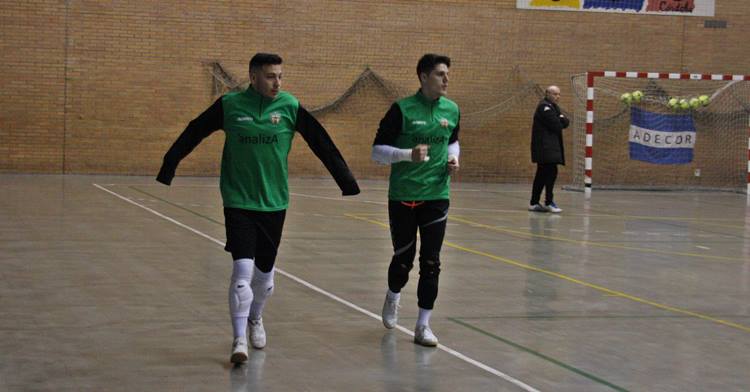 Cristian y Gonzalo calientan antes del entrenamiento. Autor: Paco Jiménez