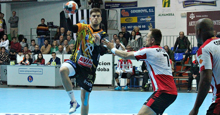 David Estepa en la circulación del balón ante la defensa del Puerto Sagunto