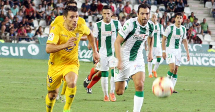 De las Cuevas persiguiendo una pelota en su debut como cordobesista. Autor: Paco Jiménez