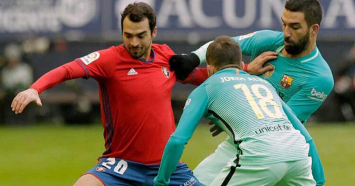 De las Cuevas encarando a Jordi Alba con Anda Turan a la derecha jugando en Primera hace dos temporadas