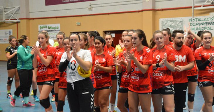 La plantilla del Deza CBM aplaudiendo al público tras finalizar el partido. Foto: Cajasur CBM