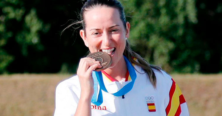 Fátima Gálvez mordiendo una de las muchas medallas de su palmarés entre Copas del Mundo, Europeos y Mundiales