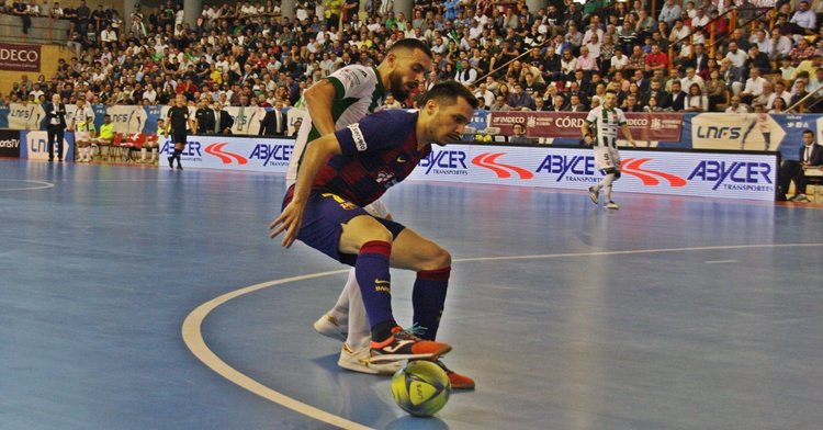 Giasson presiona a Dyego en lo que ocasionó el robo del cuero para hacer el primer tanto. Autor: Paco Jiménez