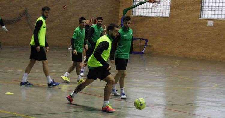 Giasson controla el balón ante sus compañeros