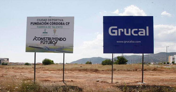 La pancarta de Grucal y la Fundación blanquiverde que se ubicaron en el Parque del Canal en 2015