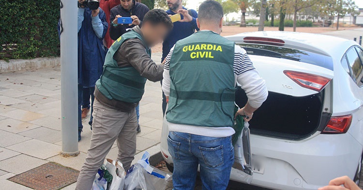 La policia judicial de la Guardia Civil incautando documentos, ipad y portátil del domicilio de Jesús León