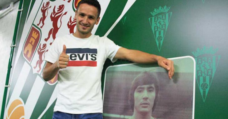 Jovanovic posando junto a la imagen de Rafael Jaén que le recuerda a él cuando vino con su peinado a los Beatles