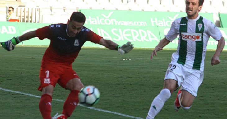 Jovanovic jugó su primer partido como titular en El Arcángel y puso en aprietos a Casto en más de una vez. Autor: Paco Jiménez