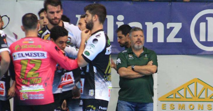 Julian Ruiz concentrado junto a sus hombres en el último partido en Puente Genil frente al Benidorm