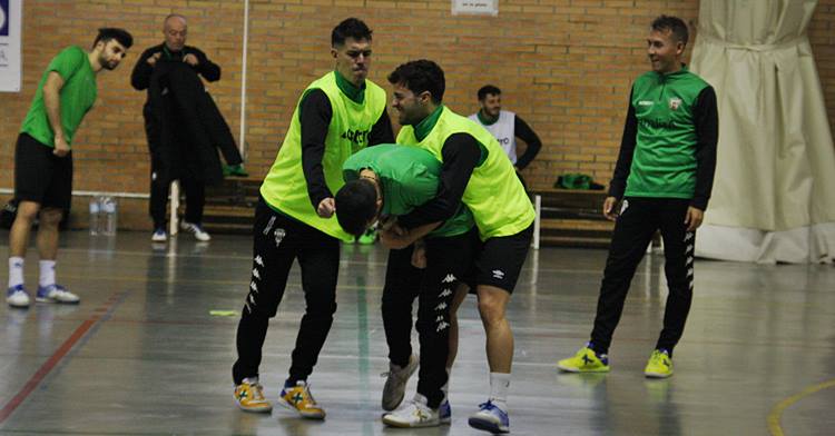 El buen ambiente en el entrenamiento matinal con Keko, Pablo del Moral y Juanra. Autor: Paco Jiménez