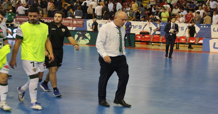 Maca en el momento que abandonaba la cancha del Vista Alegre