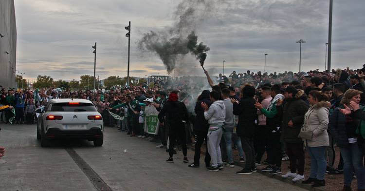 La afición del Córdoba recibiendo a los jugadores. Autor: Paco Jiménez