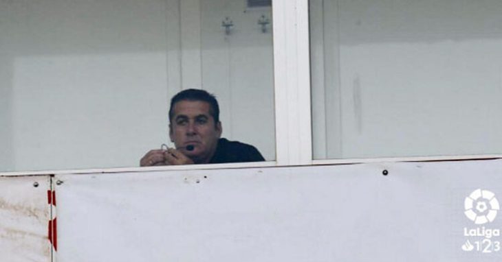 Sandoval con cara de circunstancias en su ubicación en el Carlos Belmonte. Foto: LFP
