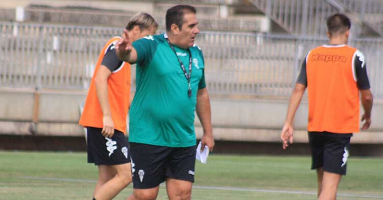 Sandoval arengando a sus pupilos durante un entrenamiento.