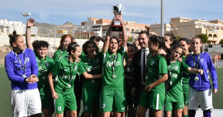 La Selección Provincial de Córdoba Sub-17 levantando el título de campeonas de Andalucía. Foto: RFAF Delegación Córdoba