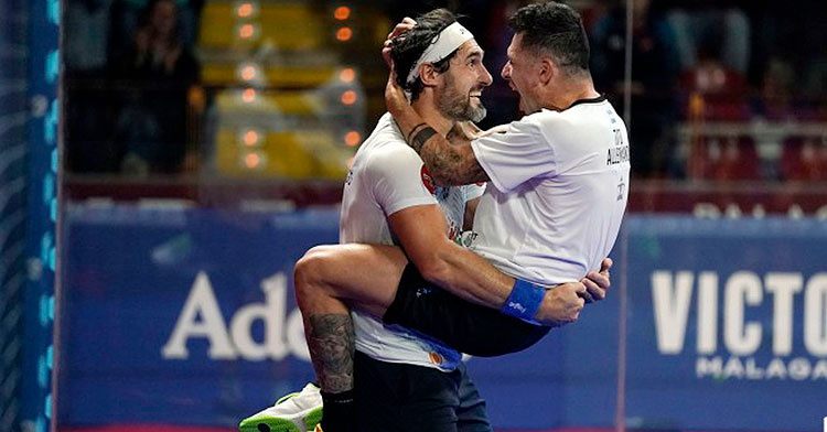 Agustín Gómez Silingo y Adrián Allemandi celebrando por todo lo alto su victoria sobre los número uno, Maxi Sánchez y Sanyo Gutiérrez