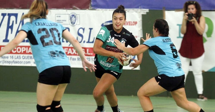 Valentina Sepulveda intentando atacar desde su extremo. Foto: CD.com