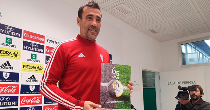 Raúl Agné mostrando la revista de los 65 años de vivencias blanquiverdes de los periodistas deportivos