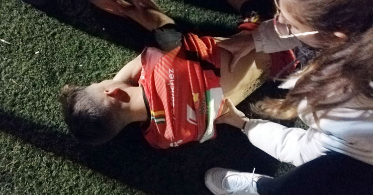 El jugador del Salerm B en el suelo tras ser agredido. Imagen: @_pmansilla