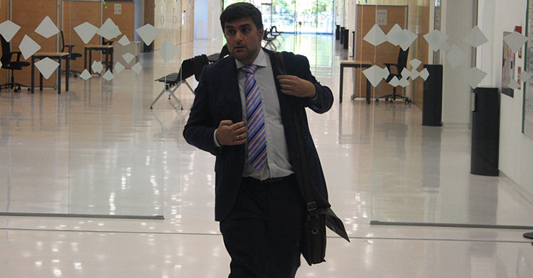 Álvaro Cerezo, abogado de Jesús León, a la salida de la Ciudad de la Justicia