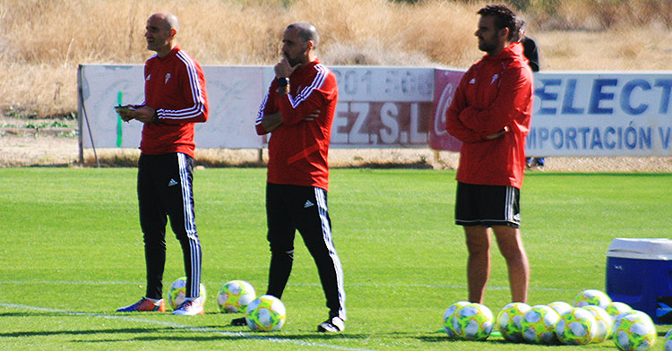 Arnau Salas siguiendo el entrenamiento entre Sebas Moyano y Toni Masferrer