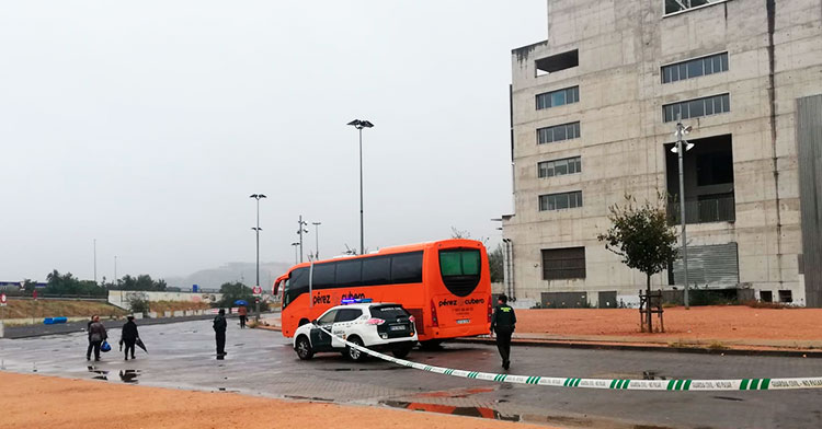 El autocar con los jugadores de la primera plantilla del Córdoba saliendo de El Arcángel entre los vehículos de la Guardia Civil