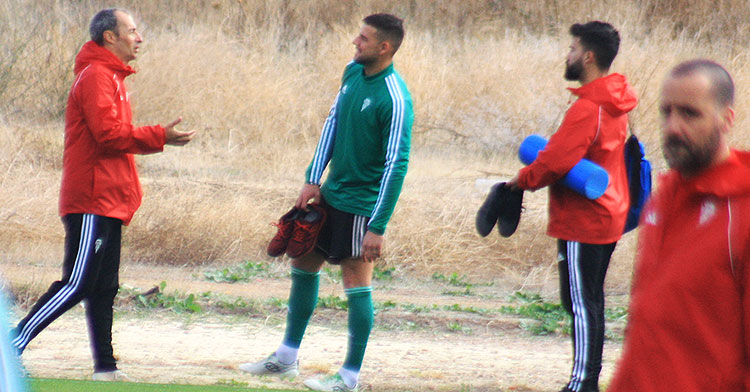 El doctor Bernardo Viana transmitiendo sus consignas a Xavi Molina cuando se disponía a abandonar la Ciudad Deportiva