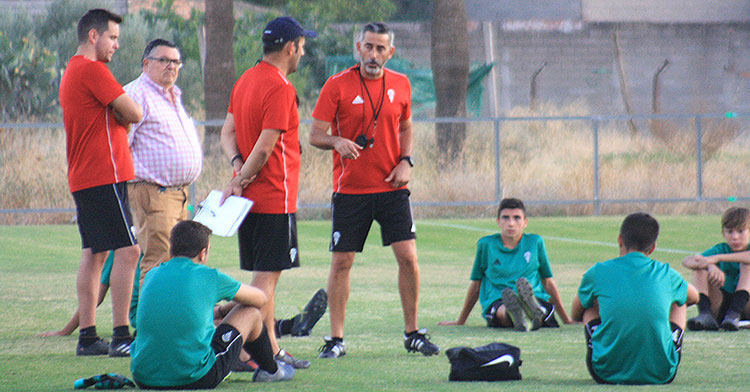 El segundo cadete del Córdoba CF estirando al término de una de las sesiones de esta temporada